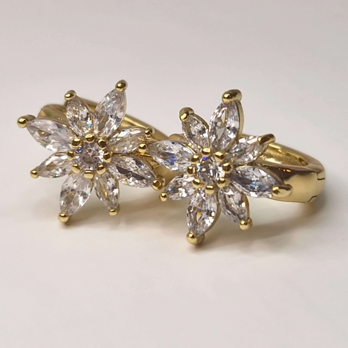 Cercei cu cristale albe zirconiu in forma de floare placati cu aur de 14k si incidere cu tortita [6]
