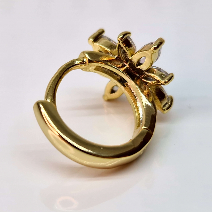 Cercei cu cristale albe zirconiu in forma de floare placati cu aur de 14k si incidere cu tortita [3]