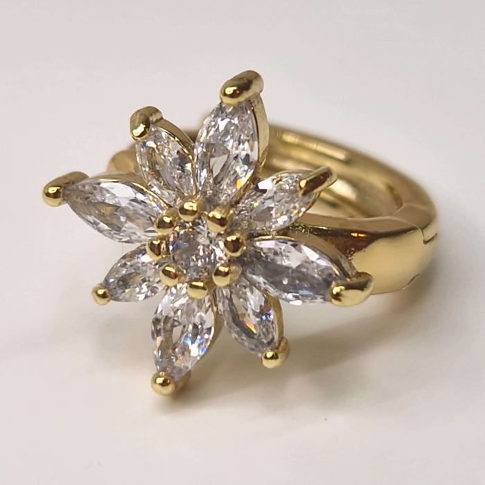 Cercei cu cristale albe zirconiu in forma de floare placati cu aur de 14k si incidere cu tortita [4]