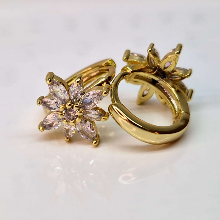 Cercei cu cristale albe zirconiu in forma de floare placati cu aur de 14k si incidere cu tortita [2]