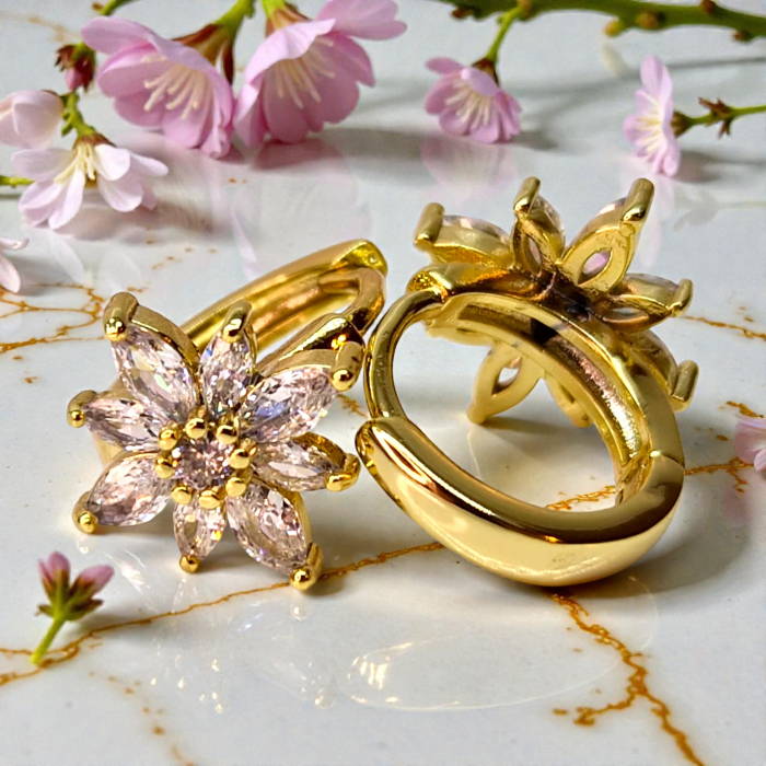 Cercei cu cristale albe zirconiu in forma de floare placati cu aur de 14k si incidere cu tortita [4]