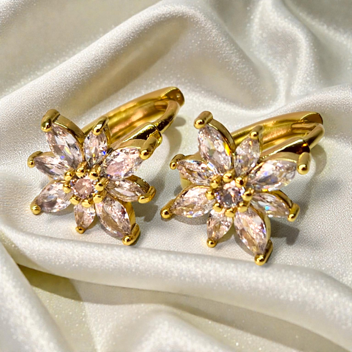 Cercei cu cristale albe zirconiu in forma de floare placati cu aur de 14k si incidere cu tortita [2]