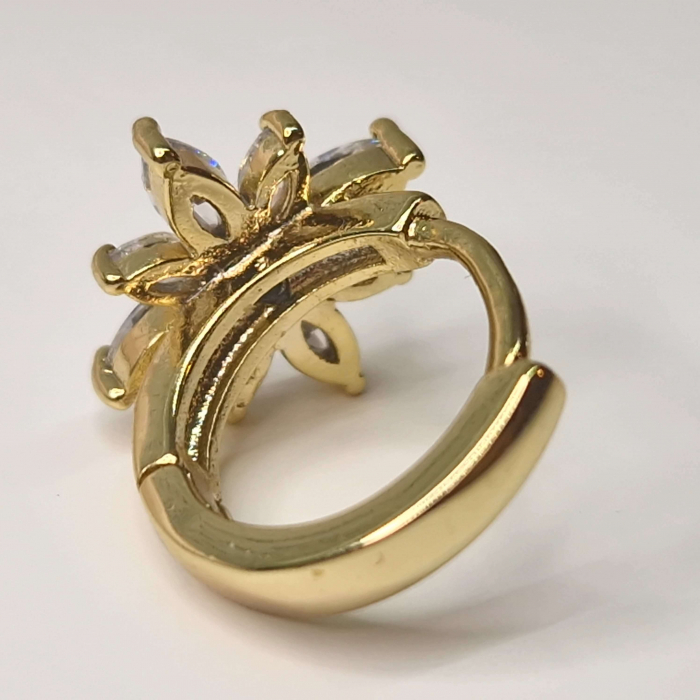 Cercei cu cristale albe zirconiu in forma de floare placati cu aur de 14k si incidere cu tortita [5]