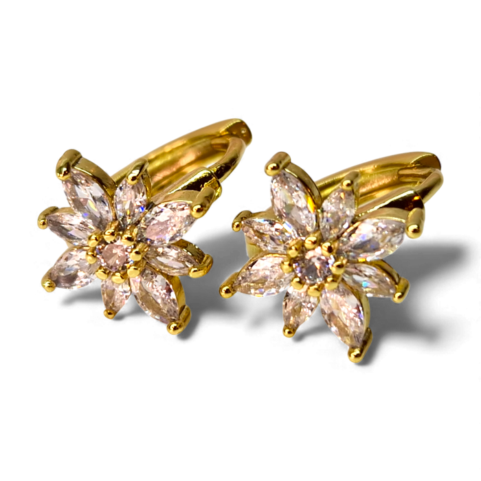 Cercei cu cristale albe zirconiu in forma de floare placati cu aur de 14k si incidere cu tortita [1]