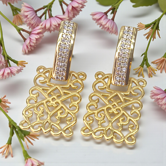 Cercei deosebiti placati cu aur de 14k cu cristale albe zirconiu si placuta cu model filigram [2]