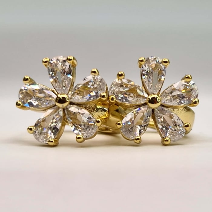 Cercei in forma de floare placati cu aur de 14k si impodobiti cu cristale albe zirconiu [1]