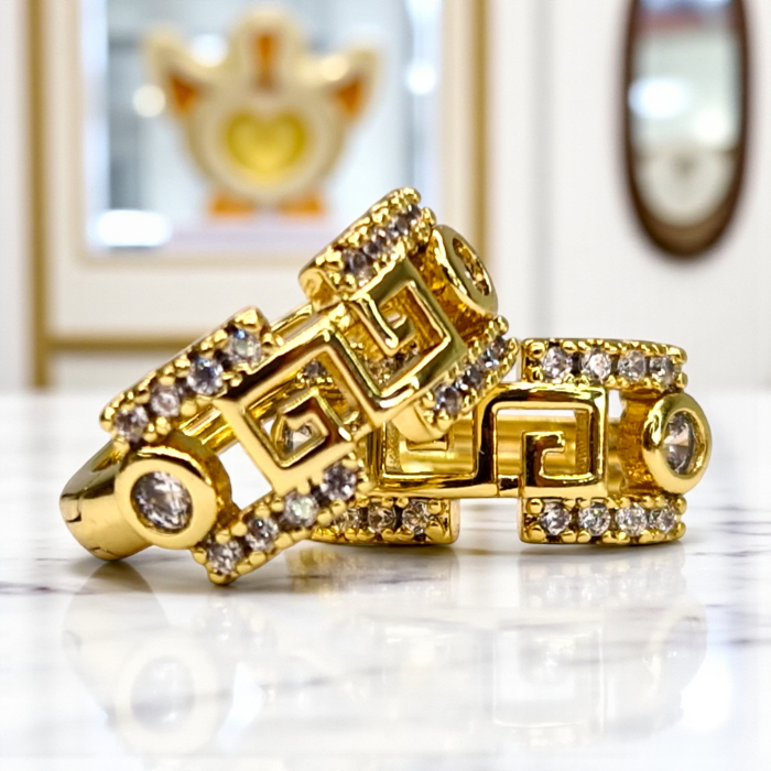 Cercei cu tortita Aylin placati cu aur de 14k si cristale albe zirconiu [6]