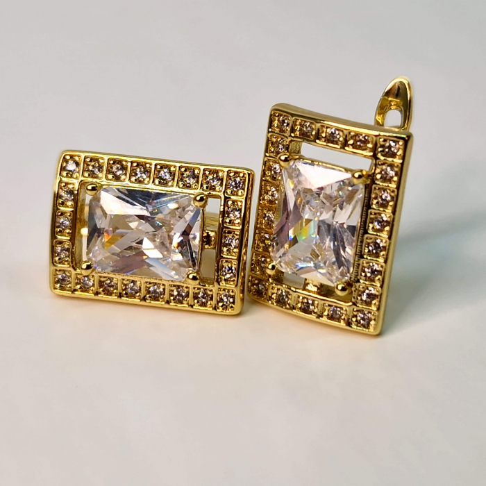 Cercei cu forma geometrica placati cu aur de 14k cu cristal transparent central si zirconii stralucitoare [8]