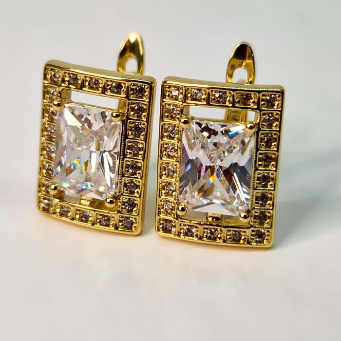 Cercei cu forma geometrica placati cu aur de 14k cu cristal transparent central si zirconii stralucitoare [1]