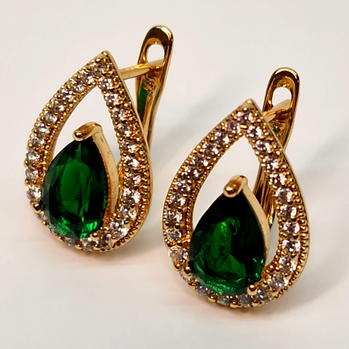 Cercei in forma de picatura cu cristal central verde inconjurat de zirconiu alb placat cu aur de 18k [1]