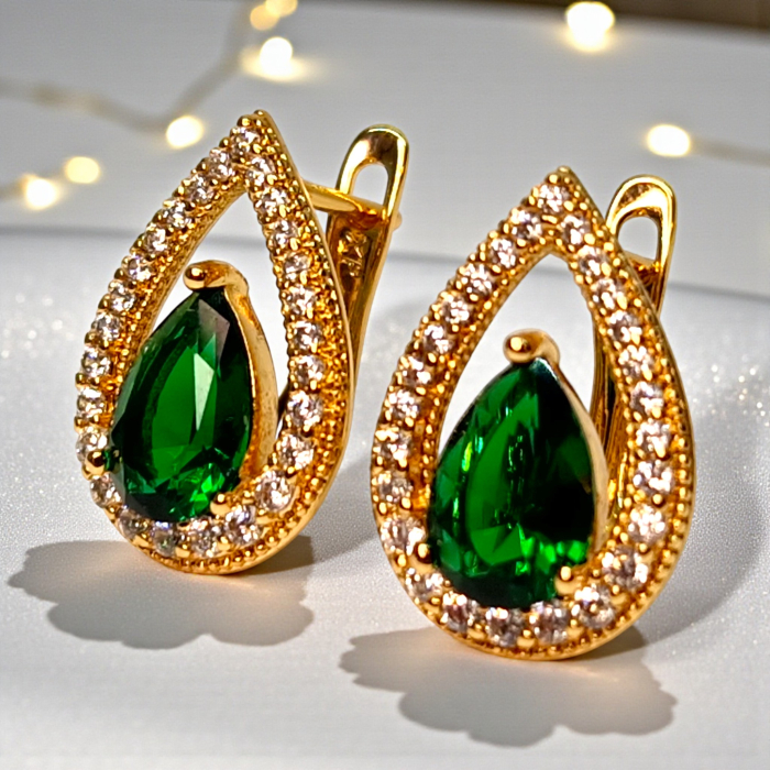 Cercei in forma de picatura cu cristal central verde inconjurat de zirconiu alb placat cu aur de 18k [6]