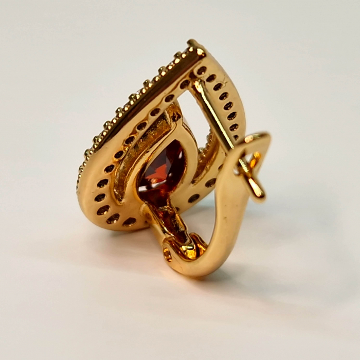 Cercei placati cu aur de 18k in forma de picatura cu un cristal central rosu inconjurat de cristale albe din zirconiu [7]
