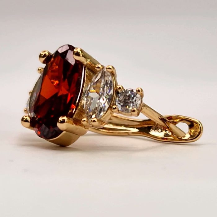 Cercei eleganti placati cu aur de 18k cu un cristal central rosu si cristale albe zirconiu [5]