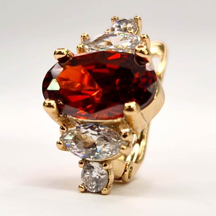 Cercei eleganti placati cu aur de 18k cu un cristal central rosu si cristale albe zirconiu [3]