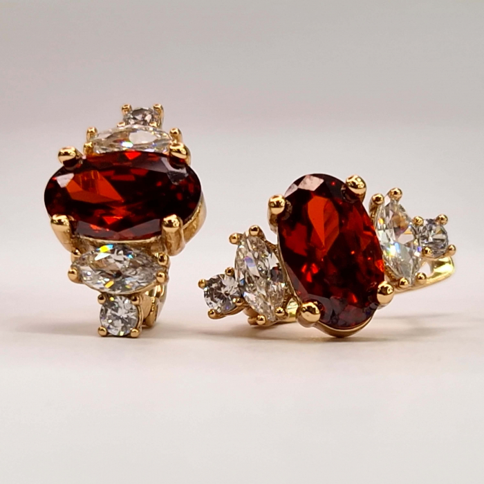 Cercei eleganti placati cu aur de 18k cu un cristal central rosu si cristale albe zirconiu [1]