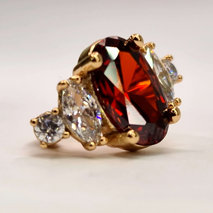 Cercei eleganti placati cu aur de 18k cu un cristal central rosu si cristale albe zirconiu [4]