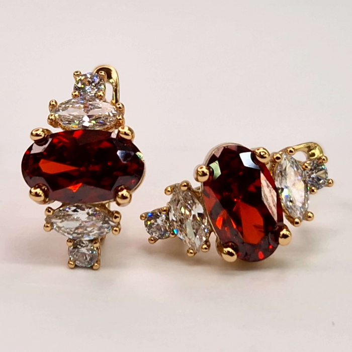 Cercei eleganti placati cu aur de 18k cu un cristal central rosu si cristale albe zirconiu [2]