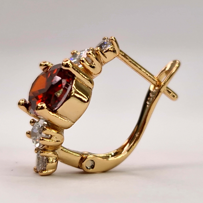 Cercei eleganti placati cu aur de 18k cu un cristal central rosu si cristale albe zirconiu [8]