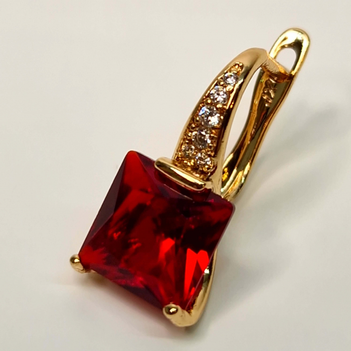 Cercei cu tortita placati cu aur de 18k cu un cristal patrat rosu si zirconii albe [4]