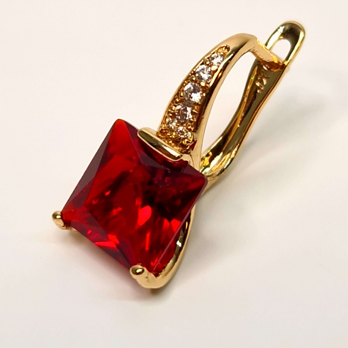Cercei cu tortita placati cu aur de 18k cu un cristal patrat rosu si zirconii albe [10]