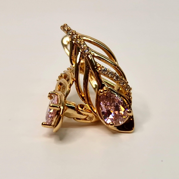 Cercei in forma de pana cu un cristal roz si zirconii albe placat cu aur de 18k [2]