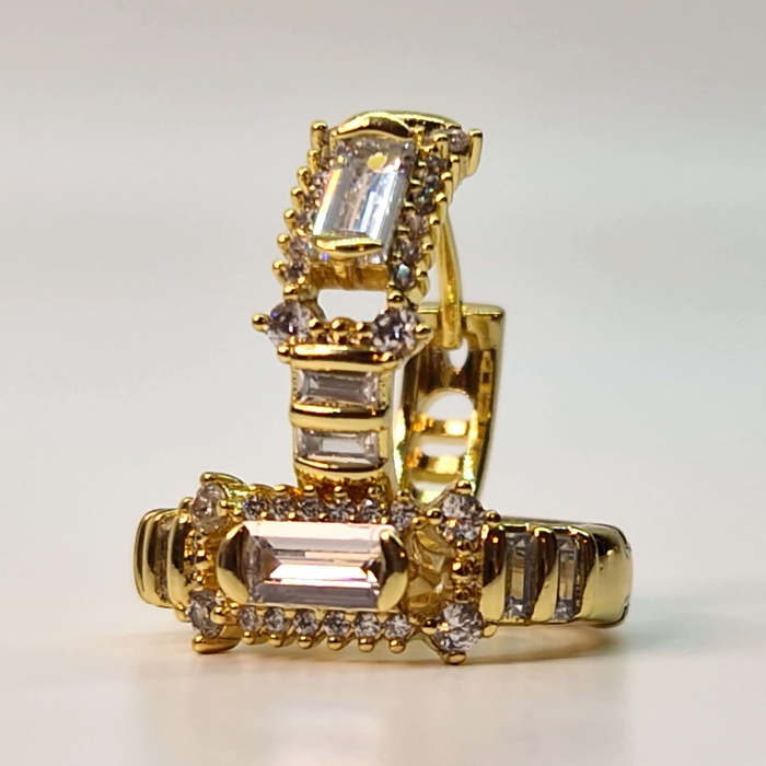 Cercei rotunzi placati cu aur galben de 14k si cristale zirconiu transparente [5]