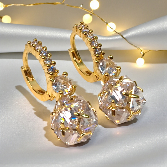 Cerceii Kirra placati cu aur de 14k incrustati cu cristale albe din zirconiu [6]