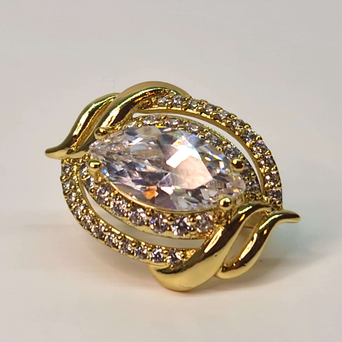 Cerceii Samantha placati cu aur de 18k cu un cristal central alb si zirconii albe [9]