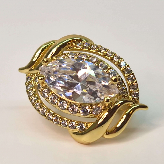 Cerceii Samantha placati cu aur de 18k cu un cristal central alb si zirconii albe [4]