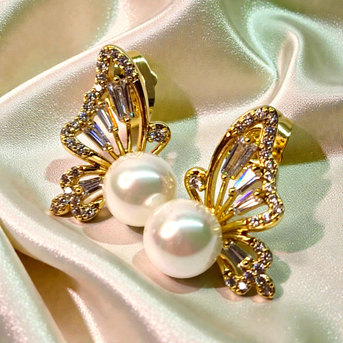 Cercei cu surub placati cu aur de 14k in forma de fluture cu perla alba centrala si cristale albe zirconiu [4]