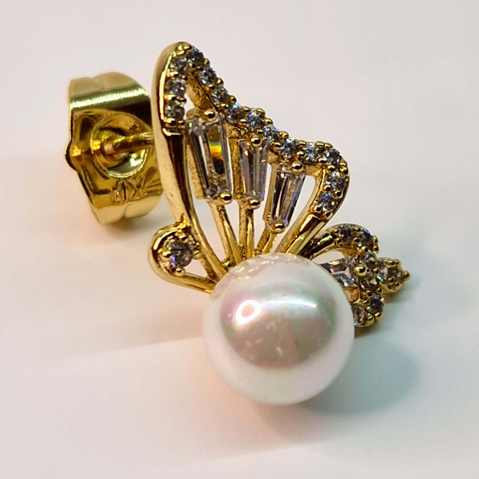 Cercei cu surub placati cu aur de 14k in forma de fluture cu perla alba centrala si cristale albe zirconiu [6]