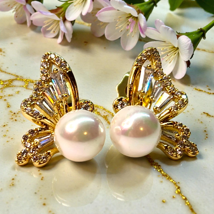 Cercei cu surub placati cu aur de 14k in forma de fluture cu perla alba centrala si cristale albe zirconiu [2]