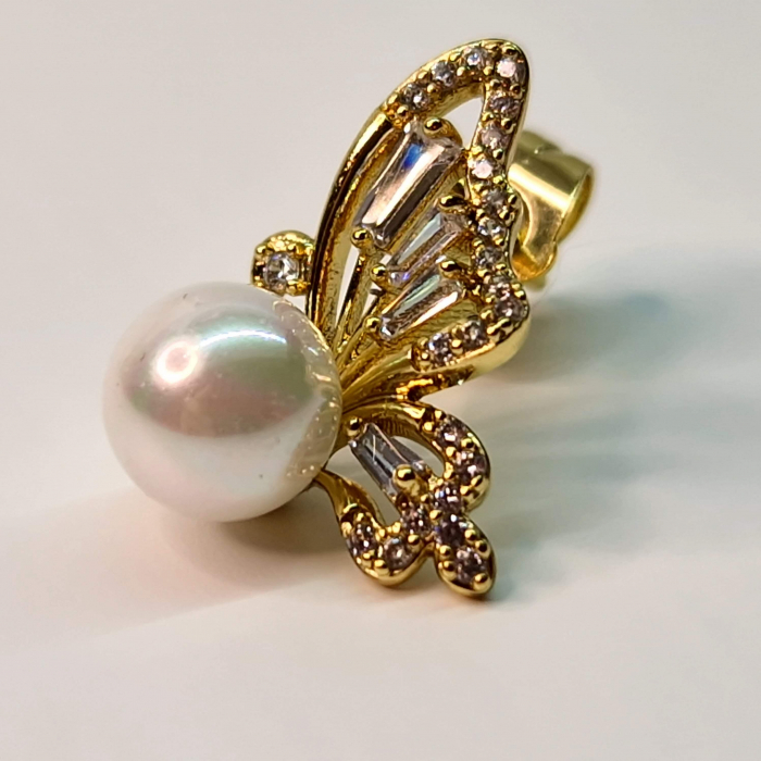 Cercei cu surub placati cu aur de 14k in forma de fluture cu perla alba centrala si cristale albe zirconiu [3]
