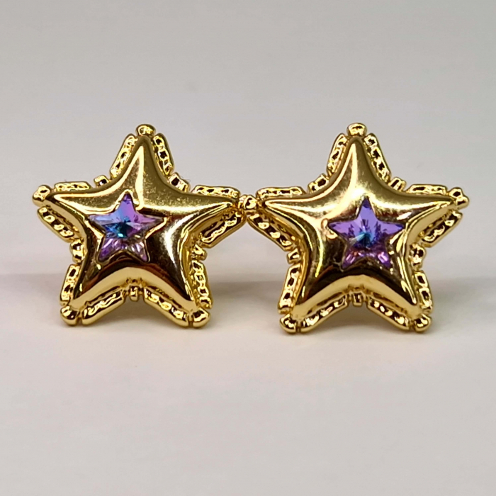 Cercei cu surub in forma de stea placati cu aur de 14k si incrustati cu un cristal multicolor in centru [1]
