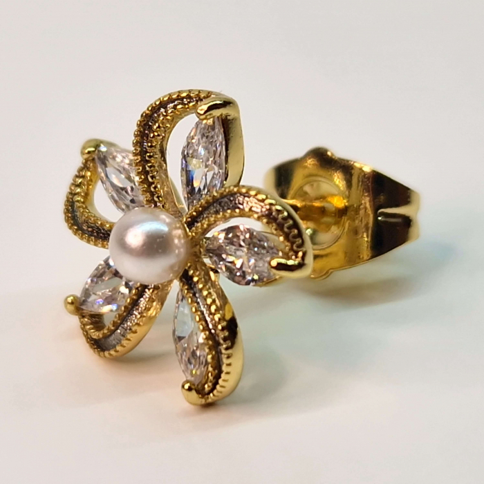 Cercei cu surub in forma de floare placati cu aur de 14k si incrustati cu cristale albe zirconiu [5]
