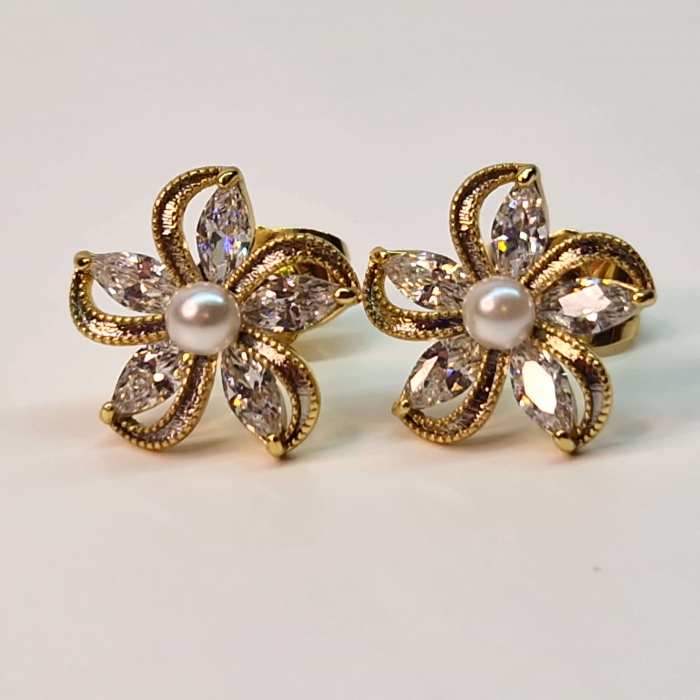 Cercei cu surub in forma de floare placati cu aur de 14k si incrustati cu cristale albe zirconiu [2]