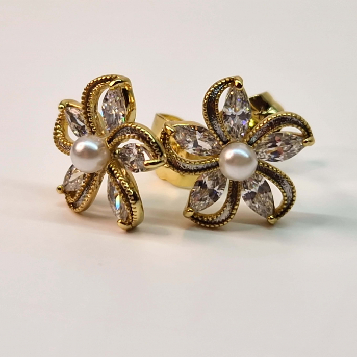 Cercei cu surub in forma de floare placati cu aur de 14k si incrustati cu cristale albe zirconiu [9]