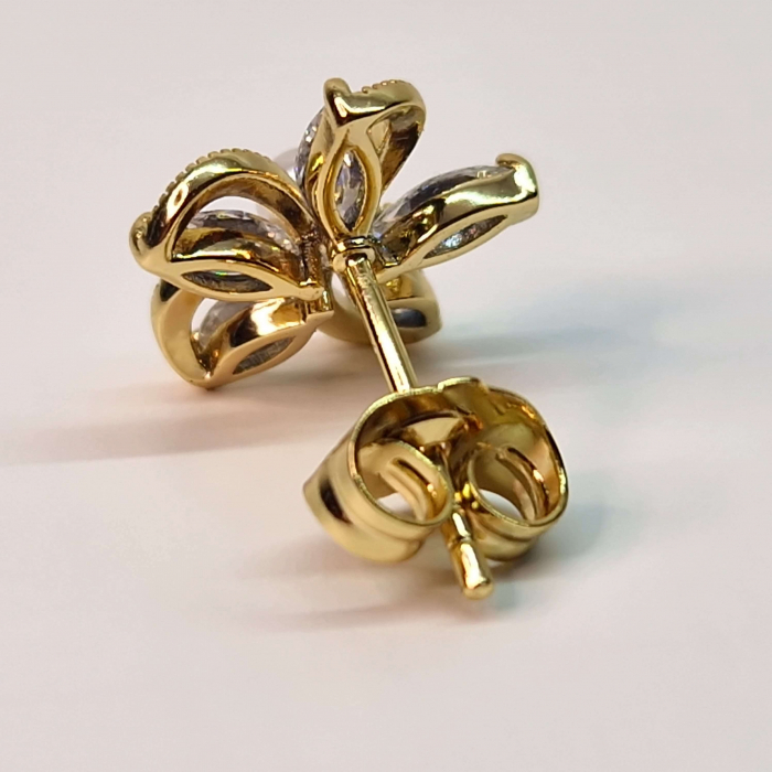 Cercei cu surub in forma de floare placati cu aur de 14k si incrustati cu cristale albe zirconiu [4]