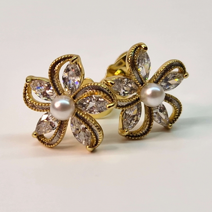 Cercei cu surub in forma de floare placati cu aur de 14k si incrustati cu cristale albe zirconiu [8]