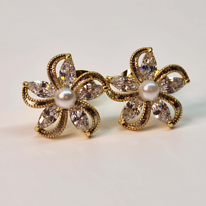 Cercei cu surub in forma de floare placati cu aur de 14k si incrustati cu cristale albe zirconiu [1]