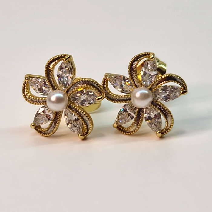Cercei cu surub in forma de floare placati cu aur de 14k si incrustati cu cristale albe zirconiu [6]