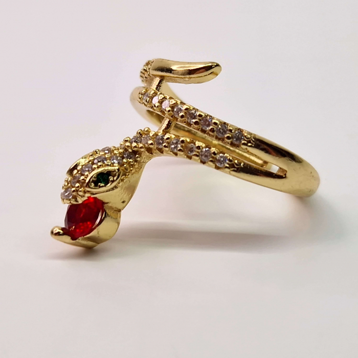 Inel reglabil placat cu aur de 14k in forma de sarpe incrustat cu cristale albe si un cristal rosu in gura [5]
