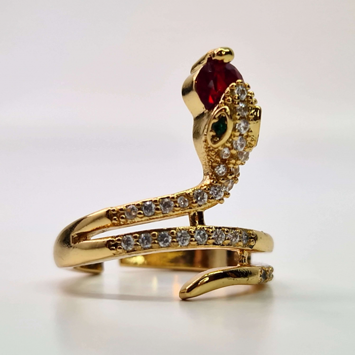 Inel reglabil placat cu aur de 14k in forma de sarpe incrustat cu cristale albe si un cristal rosu in gura [1]