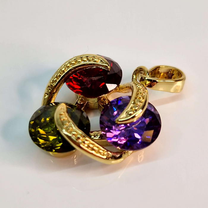 Pandantiv placat cu aur de 14k decorat cu 3 cristale mari multicolore din zirconiu [1]