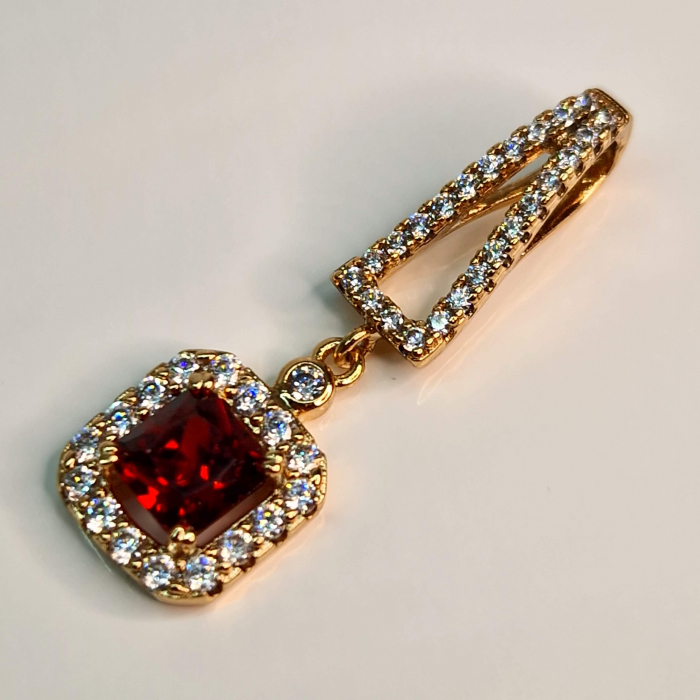 Pandantiv Alisa Red placat cu aur de 18k cu un cristal mare rosu inconjutar de cristale mici albe din zirconiu [3]