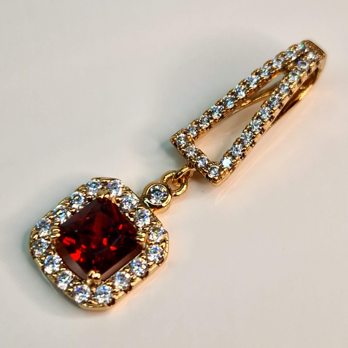 Pandantiv Alisa Red placat cu aur de 18k cu un cristal mare rosu inconjutar de cristale mici albe din zirconiu [4]