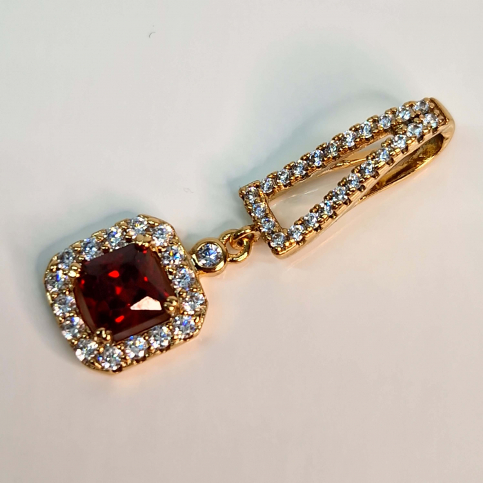 Pandantiv Alisa Red placat cu aur de 18k cu un cristal mare rosu inconjutar de cristale mici albe din zirconiu [2]