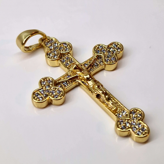 Pandantiv in forma de cruciulita placat cu aur de 14k si incrustat cu cristale albe din zirconiu [6]