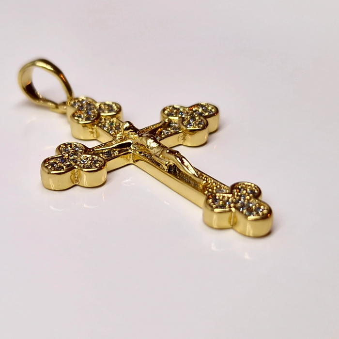 Pandantiv in forma de cruciulita placat cu aur de 14k si incrustat cu cristale albe din zirconiu [4]
