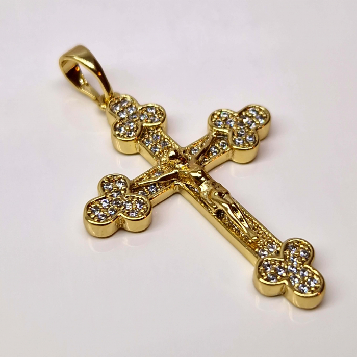 Pandantiv in forma de cruciulita placat cu aur de 14k si incrustat cu cristale albe din zirconiu [1]
